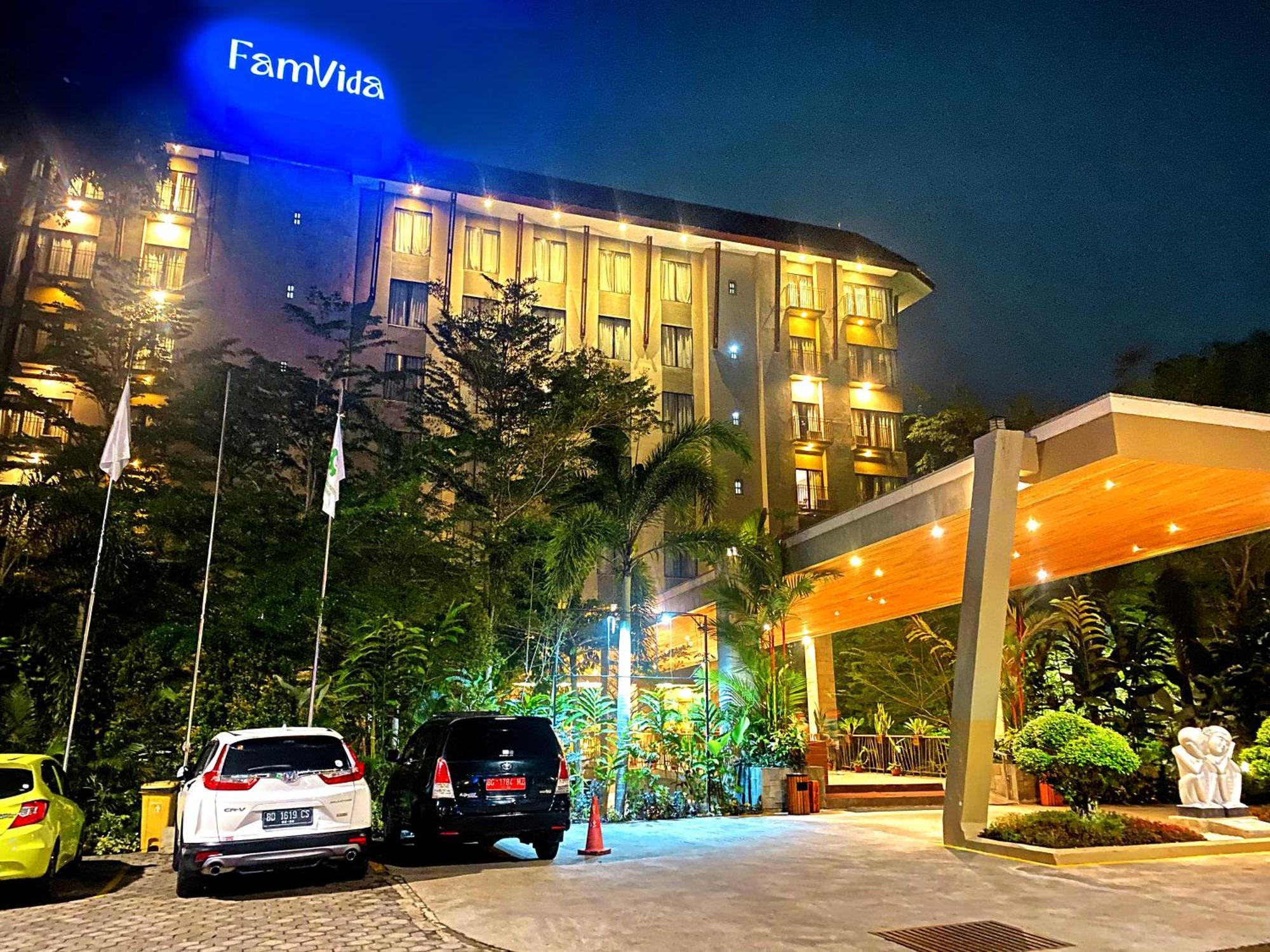 Famvida Hotel Lubuklinggau Exterior foto